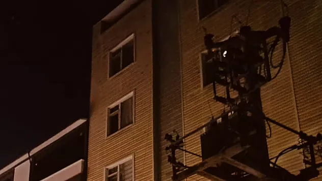 ELEKTİRİK DİREĞİNDE YANGIN ÇIKTI