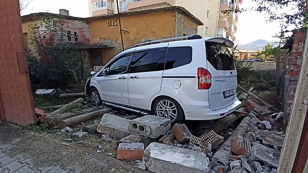 Kontrolden çıkan araç bahçe duvarını yıktı