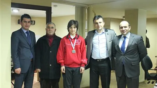 Büyük Anadolu Hastanesi Şampiyon Boksöre Sponsor Oldu