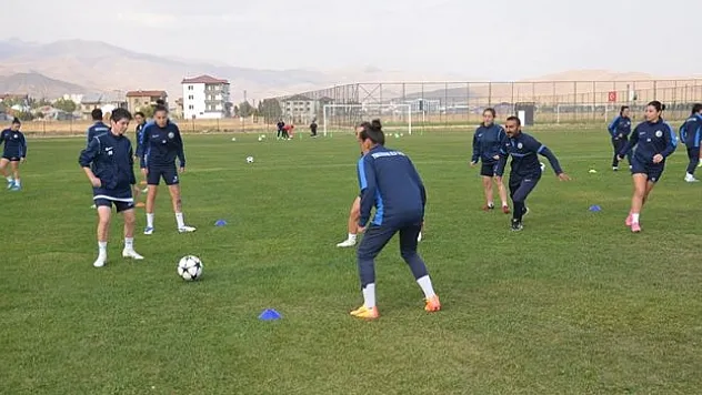 Kadın futbolcular, galibiyetle karşılık vermek istiyor