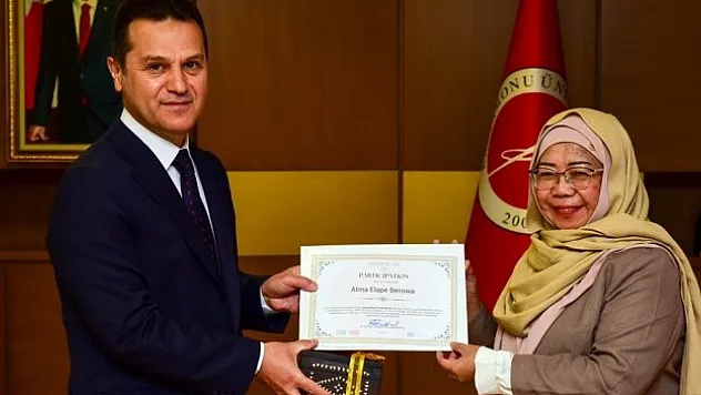 Kastamonu Üniversitesinde sertifika verildi