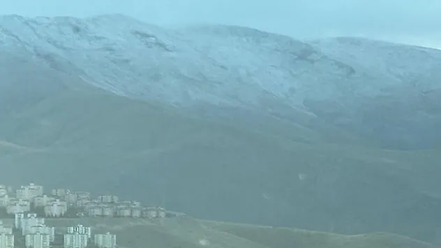 Mevsimin ilk kar yağışı Beydağı'na yağdı