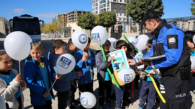 Polisler cocuklara görevini anlantı