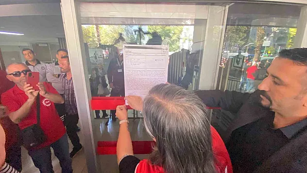 Karşıyaka Belediyesi işçileri grev yapıyo