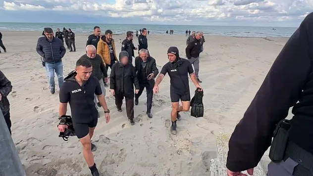 Denize giren kadını dalgıç polisler kurtardı