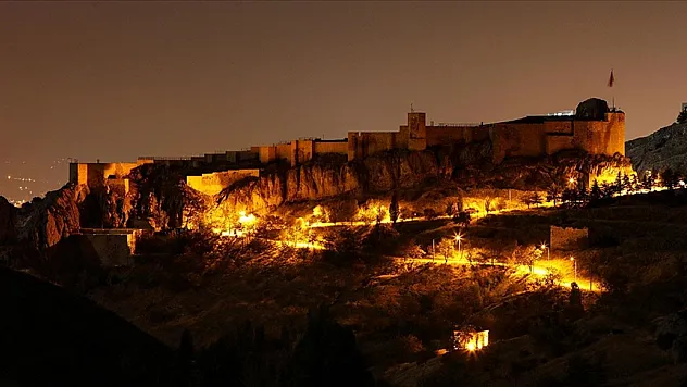 Tarihi Harput Mahallesi gece görüntülendi