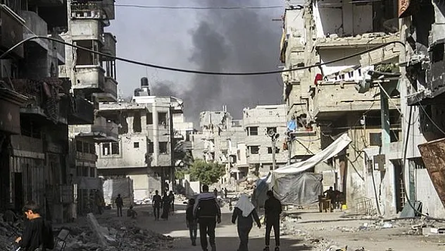 Göçe zorlamak için hastaneleri yok ediyor