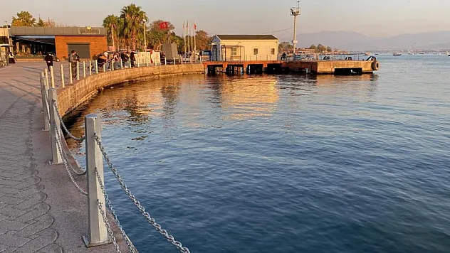 Bağırarak denize atladı