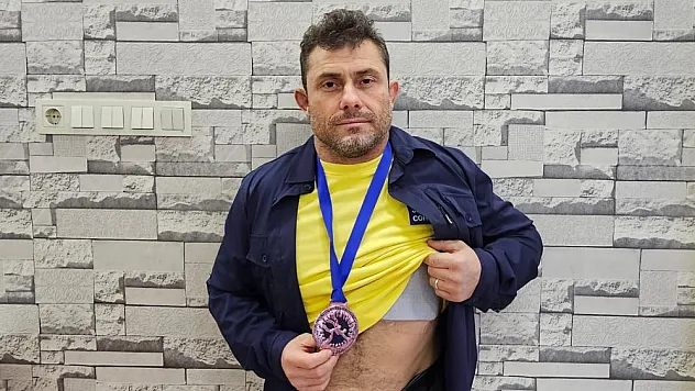 Kırık kaburgayla dünya üçüncüsü oldu