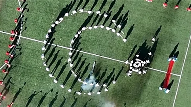 Çorum'da Cumhuriyet Bayramı'nda öğrenciler 'Ay-yıldız koreografisi' çalışması ypıldı