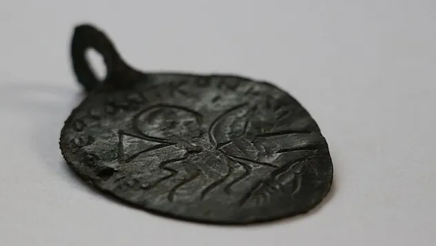 1600 yıllık kolye ucu bulundu