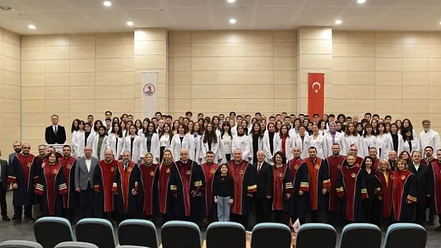 Adaylar beyaz önlüklerini giydi