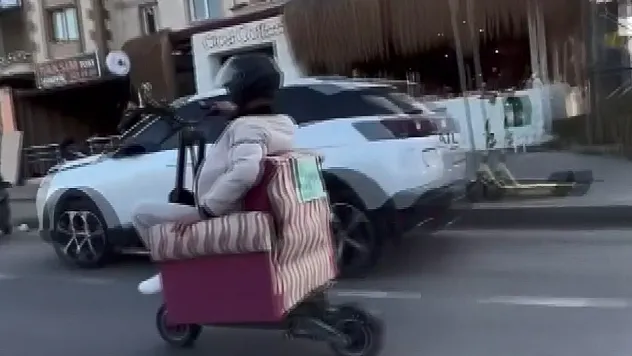 Scooter'a yerleştirdiği koltukla trafiğe çıktı
