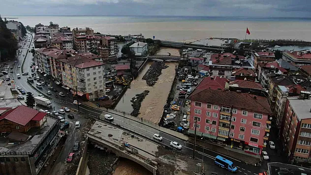 Rize'de yoğun yağışın ardından derelerin getirdiği çamur denizin rengini değiştirdi