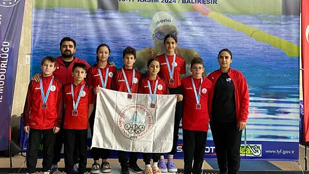 Körfezli yüzücüler madalyalarla döndü