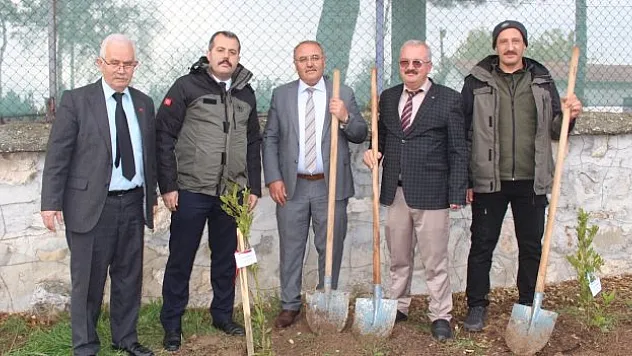 Vefat eden öğretmenler anısına fidan dikildi