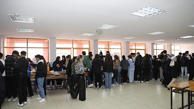 Öğretmen ve öğrencilerden kermes
