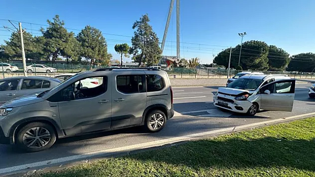 Ticari araçlar çarpıştı