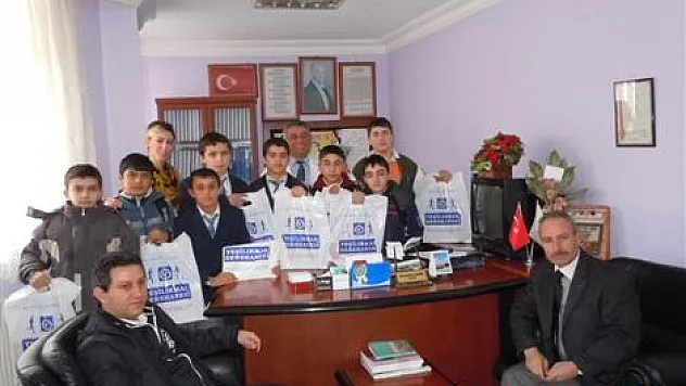 Sarı, ŞNP'li Şampiyon Güreşçilere kitap hediye etti