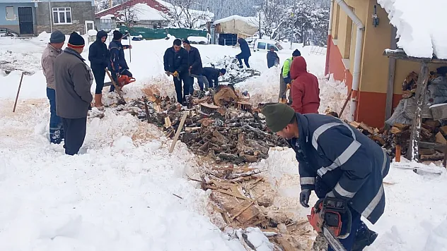 Okulun kışlık odunu için köylüler iş başında