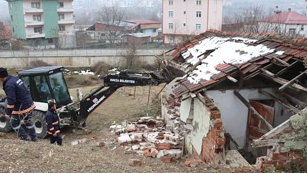 Metruk yapı yıkıldı