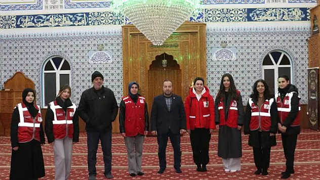 Gönüllülerden cami temizliği