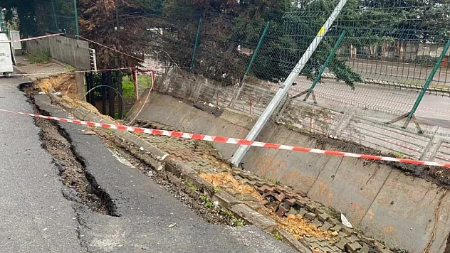 Benzin istasyonunun duvarı çöktü