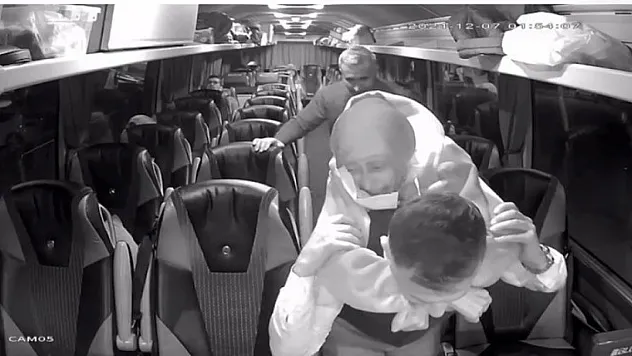 Otobüs şoförü yolcuyu sırtında taşıdı