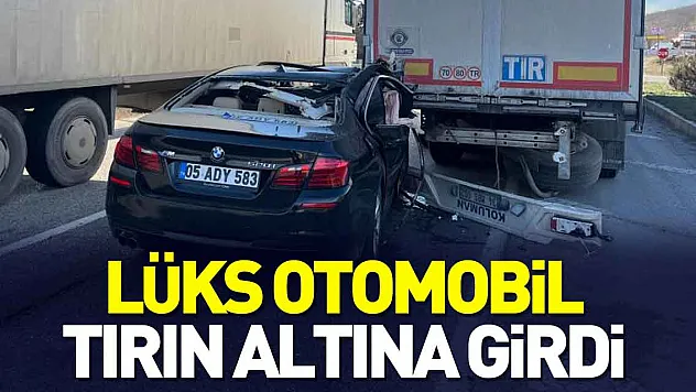 Lüks otomobil tırın altına girdi
