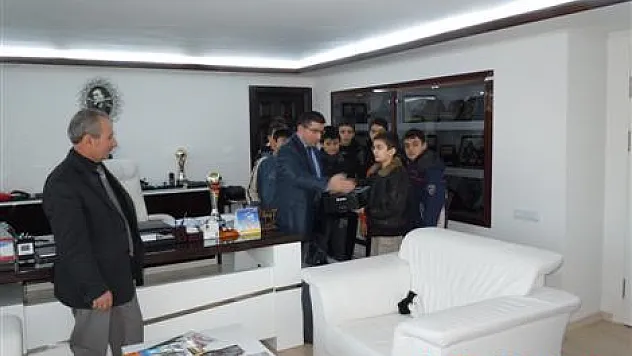 Yılmaz' dan Güreş takımına ödül