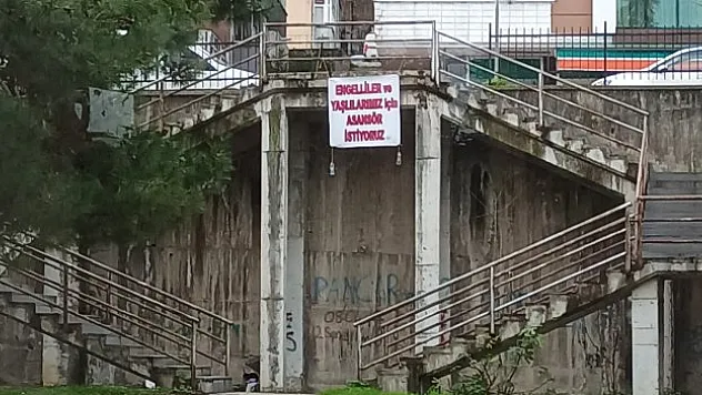 Engelli ve yaşlılar pankart astı