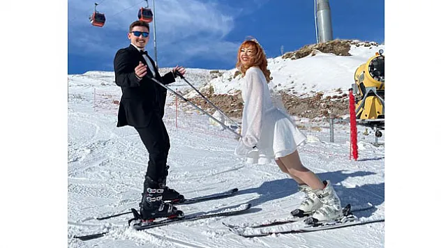 Gelin ve damat Erciyes'te kayak yaptı