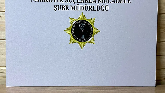 Aracında madde yakalattı