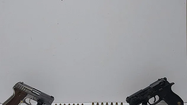 2 ruhsatsız silah ele geçirildi