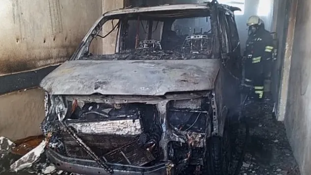 Minibüs alevlere teslim