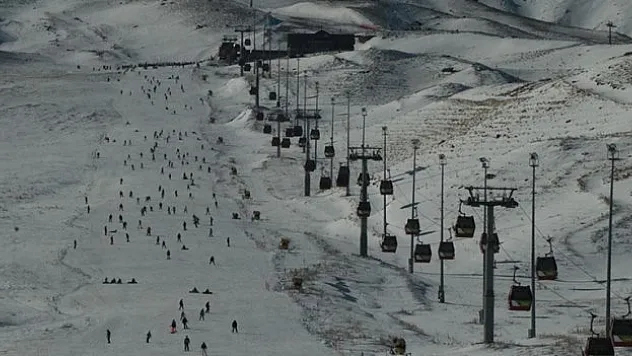 Binlerce kişi zirve tırmanışı gerçekleştiriyor