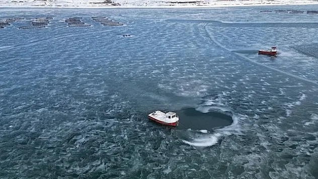 Barajın yüzeyi buz tuttu