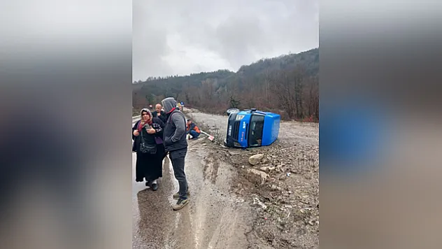 Kargo aracı devrildi