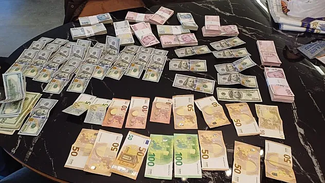 İzmir merkezli FETÖ operasyonunda 21 tutuklama