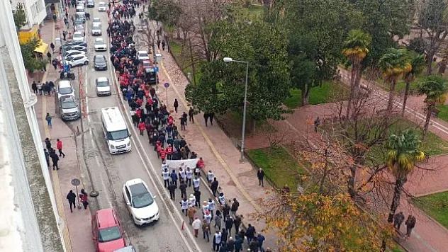 Emekliler sloganlar eşliğinde yürüdü