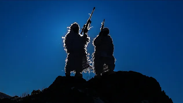 Karlı dağlarda dondurucu soğukta vatan nöbeti tutuyorlar