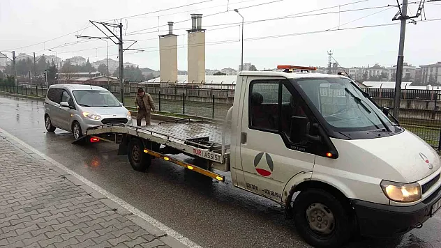Çukura düşen 20'ye yakın aracın tekerleri patladı