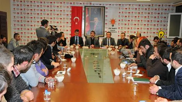Başkan Genç, Ak Parti'li Gençlarle Bir Araya Geldi
