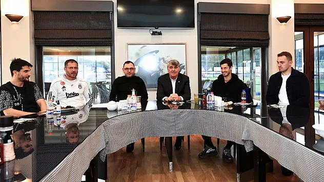 Beşiktaş Başkanı Serdal Adalı, Futbol A Takımı ile buluştu