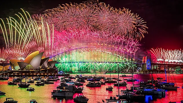 Dünya 2025'e coşkuyla girdi