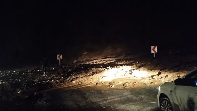 Toprak kayması sonucu yollar kapandı