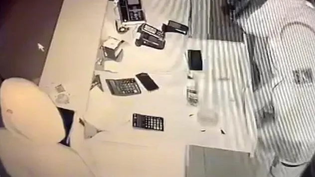 İş yerine giren hırsızlar güvenlik kamerasına yakalandı