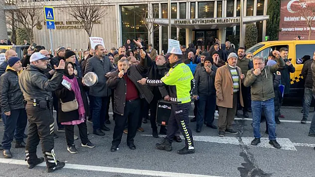 İBB önünde taksici eylemi