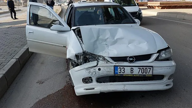 Otomobil hafif ticari araçla çarpıştı