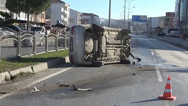 Direksiyon hakimiyetini kaybeden sürücü aydınlatma direğine çarptı